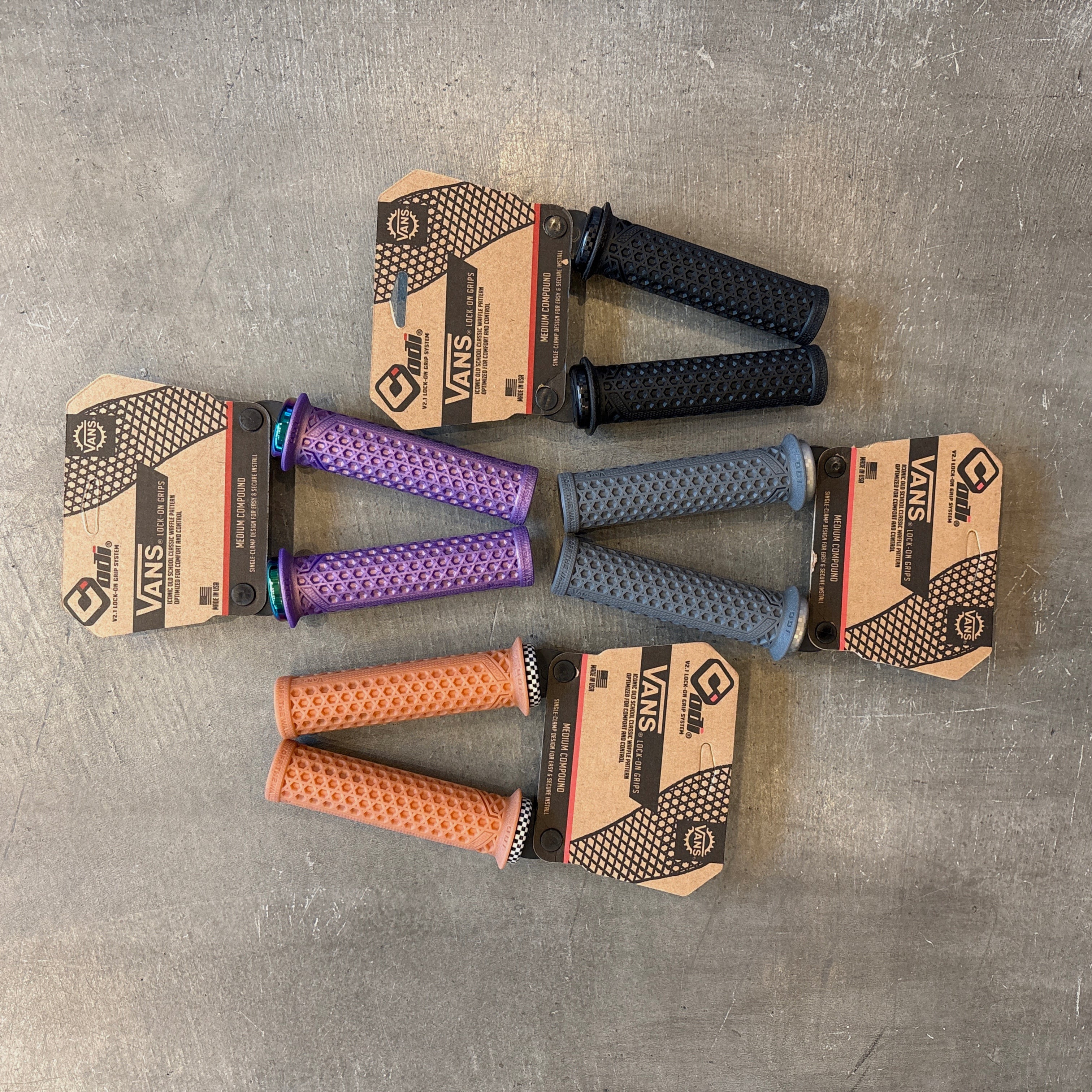 Bontrager&OnOFFカーボンライザーバーセットODI VANSグリップ ODI × VANS ロックオングリップ PURPLE – wobikes